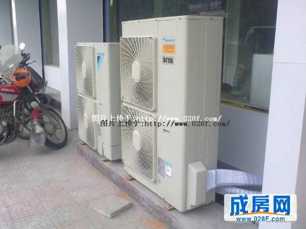 成都大金中央空调介绍 中央空调销售安装 028-84120880 四川智成伟业机电设备安装工程公司以设计、销售、安装、维护、家(商)用中央空调及其他制冷设备和售后服务为一体的专业公司。公司业务涵盖制冷行业的各个领域。本公司主要经营以大金中央空调为主等国内外一流品牌的中央空调。公司一贯奉行建满意工程、拓智成品牌的方针,坚持质量第一、信誉第一、用户第一的原则,让客户通过与我们的合作,获得最大的回报。 大金变频中央空调与大楼智能化管理系统BMS装置方便连接 VRV上具有高级接口,与大楼控制用计算机、