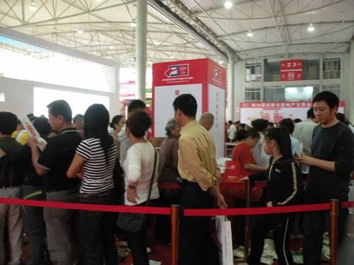 房产娱乐 联姻  成都秋交会上购房者红歌亮嗓