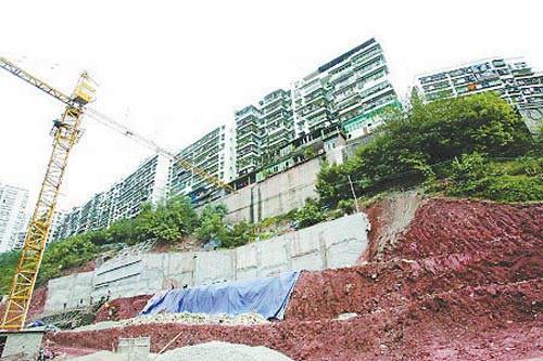 用地之争频现 重庆居民楼地基被挖成峭壁