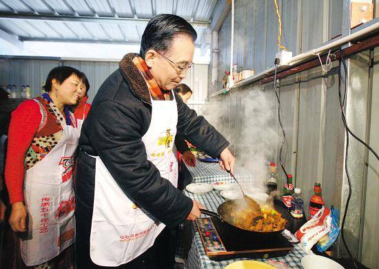 万家团圆时 总理在板房内同四川灾民共度春节