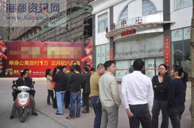 业主不满开发商食言降价用鸡蛋砸售楼中心 图