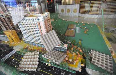 业主不满开发商食言降价用鸡蛋砸售楼中心 图