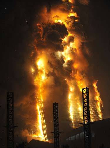 央视新址配楼突发百米大火 市民涌出街头 图 