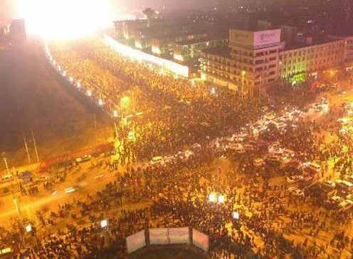 央视新址配楼突发百米大火 市民涌出街头 图 