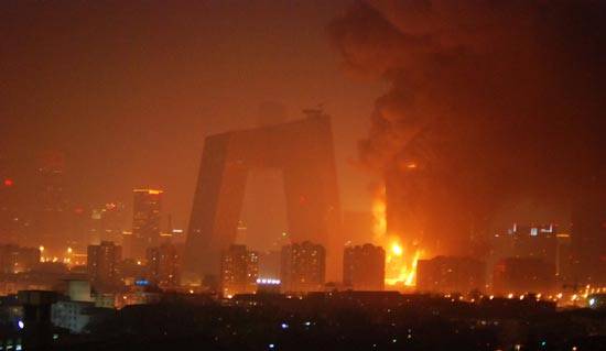 央视新址配楼突发百米大火 市民涌出街头 图 