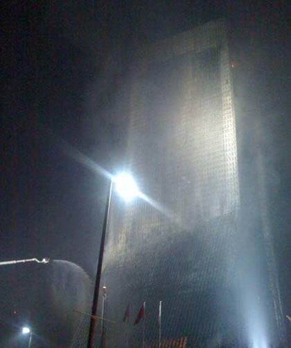 央视新址配楼突发百米大火 市民涌出街头 图 