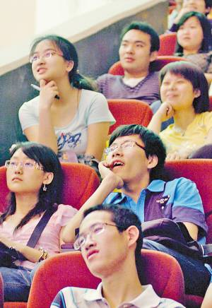 阔别7年王石来渝开讲  捐款门把我打回原形 