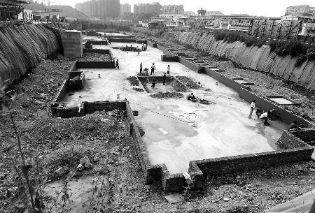 开发商公然违规售楼 刚挖个大坑就卖房子 图 