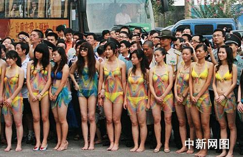 某楼盘为造势打造千人比基尼狂欢引争议 图 