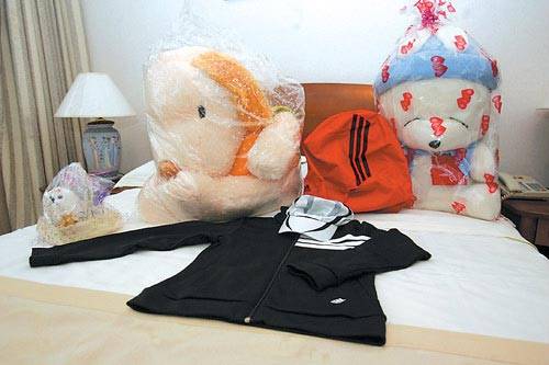 山城粉丝礼物赠超女 超女豪华套房大揭秘