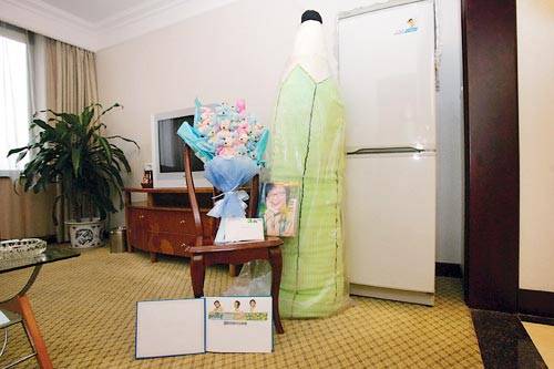 山城粉丝礼物赠超女 超女豪华套房大揭秘