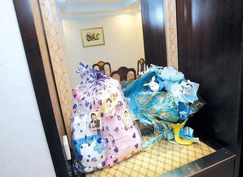 山城粉丝礼物赠超女 超女豪华套房大揭秘