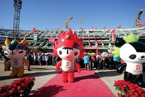  鸟巢 结构提前封顶 把福娃 请 进工地