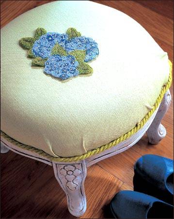 凳子与花儿的浪漫组合