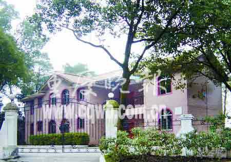 放弃免费房间 重庆大学生一掷千金住别墅