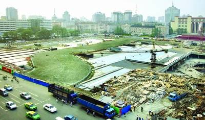 天府广场临时通道供南北通行 周末开凿地下通道