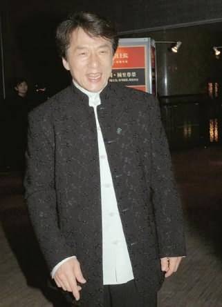 成龙半亿购北京豪宅赠龙爸 分厕所给太太