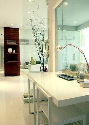 白色调展现低调的华丽家居与时尚氛围