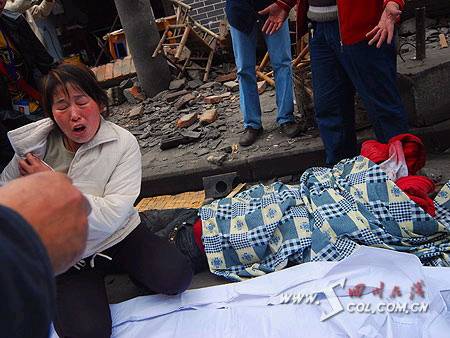 图文 成都发生商铺屋檐垮塌事故 死10人伤24人