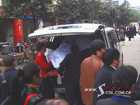 图文 成都发生商铺屋檐垮塌事故 死10人伤24人