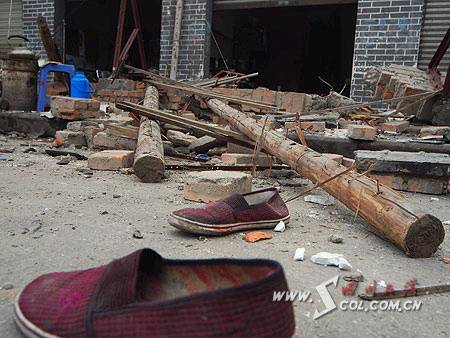 图文 成都发生商铺屋檐垮塌事故 死10人伤24人