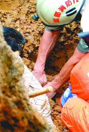 成都双庆路工地土沟垮塌 消防刨出被埋工人 图 