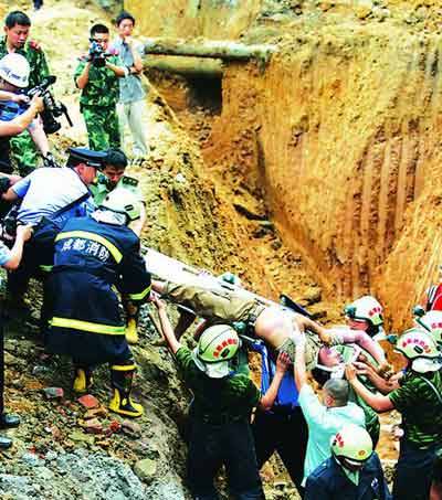 成都双庆路工地土沟垮塌 消防刨出被埋工人 图 