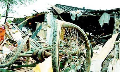 成都一拆迁办野蛮拆迁 乱打乱砸后推垮房子 