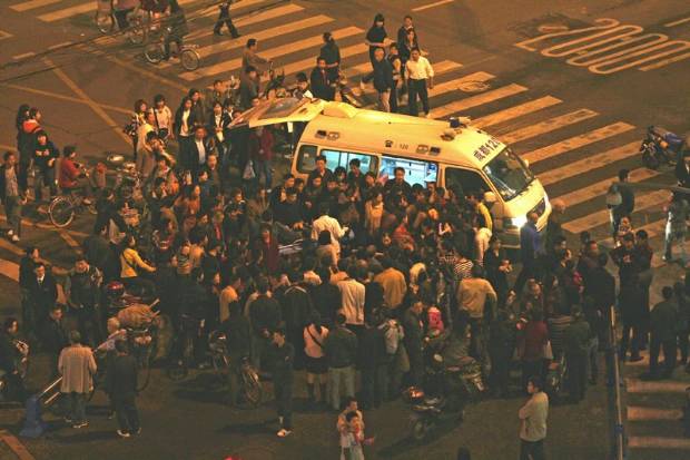 特别报道 成都华联金店遭抢劫 劫匪开枪伤及路人 图 