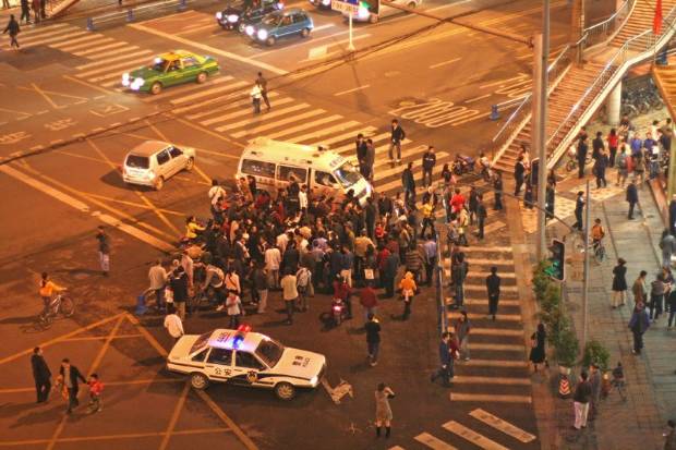 特别报道 成都华联金店遭抢劫 劫匪开枪伤及路人 图 