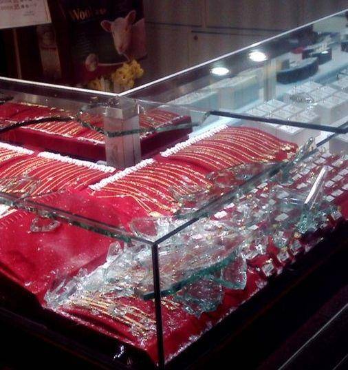 特别报道 成都华联金店遭抢劫 劫匪开枪伤及路人 图 