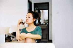 网上待售二手房配美女照片 网友评论不一