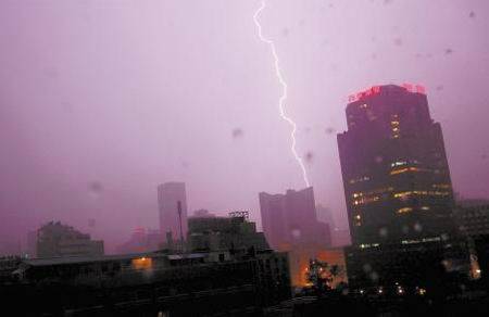 成都遭遇秋季暴雨 狂雷炸响市区6295次 图 