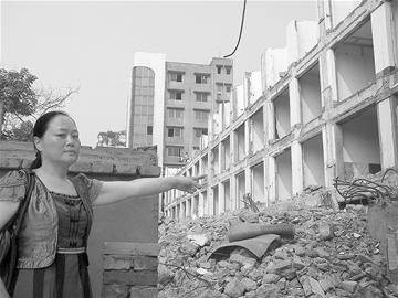 成都内江一开发商乘房主不在时 强行拆除其家