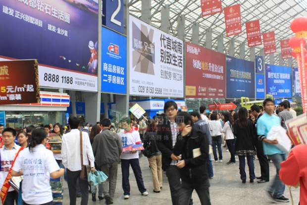  房交会我们在现场 之人潮涌动