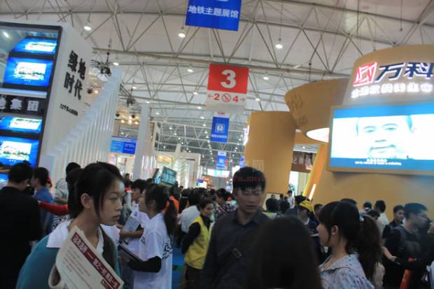  房交会我们在现场 之人潮涌动