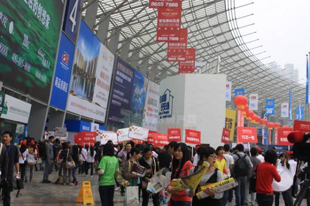  房交会我们在现场 之人潮涌动