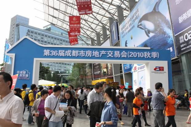  房交会我们在现场 之人潮涌动