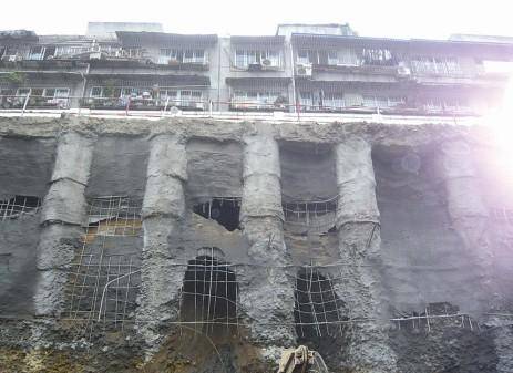 野蛮施工造成居民楼地裂 成都惊现 楼空空  图 