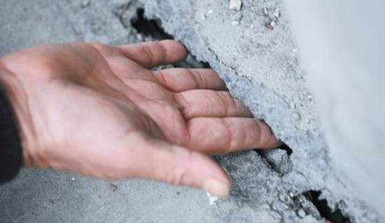 野蛮施工造成居民楼地裂 成都惊现 楼空空  图 