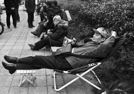 楼市疯狂 成都上百名购房者街边排队两昼夜