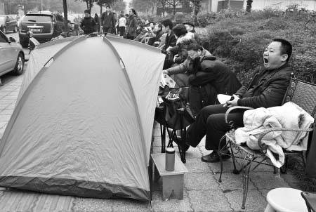 楼市疯狂 成都上百名购房者街边排队两昼夜