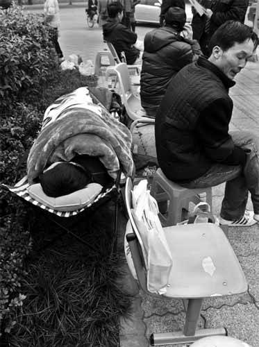 楼市疯狂 成都上百名购房者街边排队两昼夜