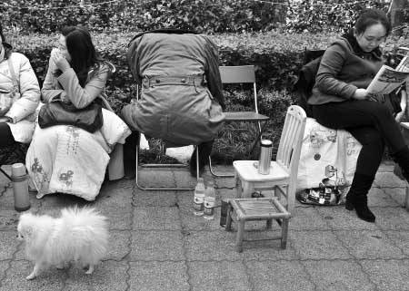 楼市疯狂 成都上百名购房者街边排队两昼夜