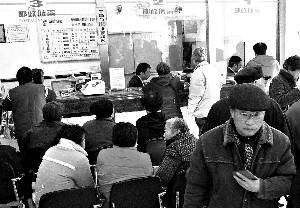 加息首日 扎堆 转存 多家银行大厅挤满了人