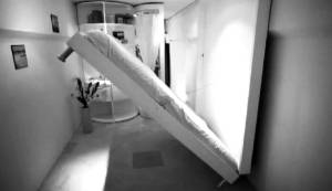 研究生集装箱造 智能蜗居  无处停放被拆除