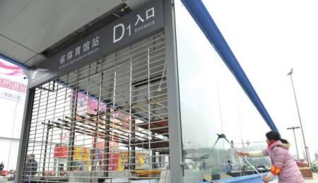 成都地铁一号线出入口亮相 通风气井像古烽火台