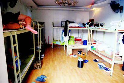 揭秘成都 蜂巢族  80平米房竟摆25张床 图 