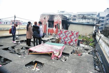 成都一小区楼顶违建起火 80平地方住了10个人