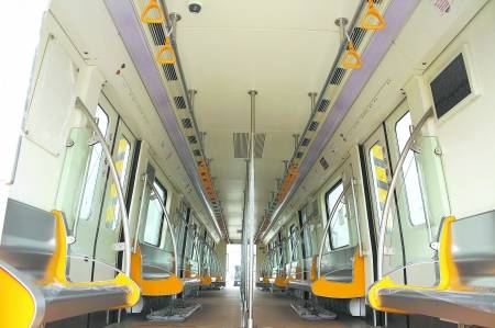 车门内开 黄色主打 地铁2号线首批两列车抵蓉